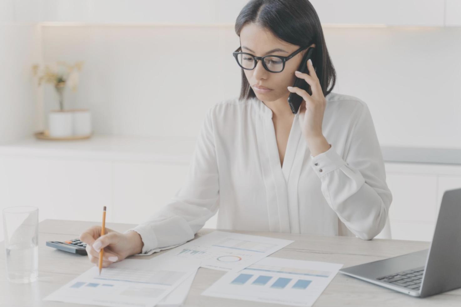 Graphiques de performance commerciale sur écran d'ordinateur