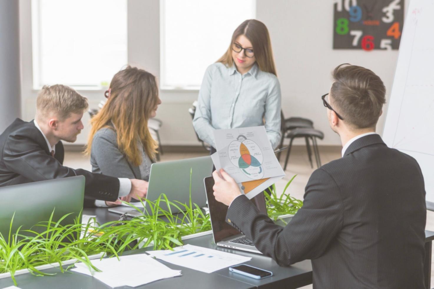 Espace de formation moderne avec équipements professionnels pour l'apprentissage des techniques de vente